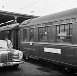 159516 Afbeelding van een auto voor de autoslaaptrein op het perron van het N.S.-station Amsterdam Amstel te Amsterdam.